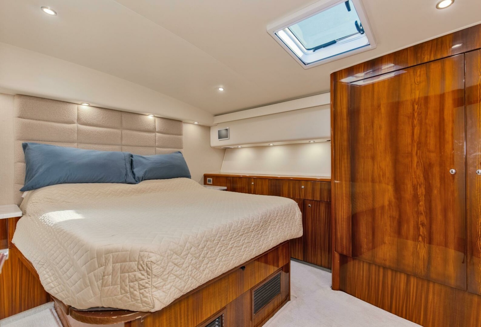 65' 2001 Viking 65 Enclosed Bridge