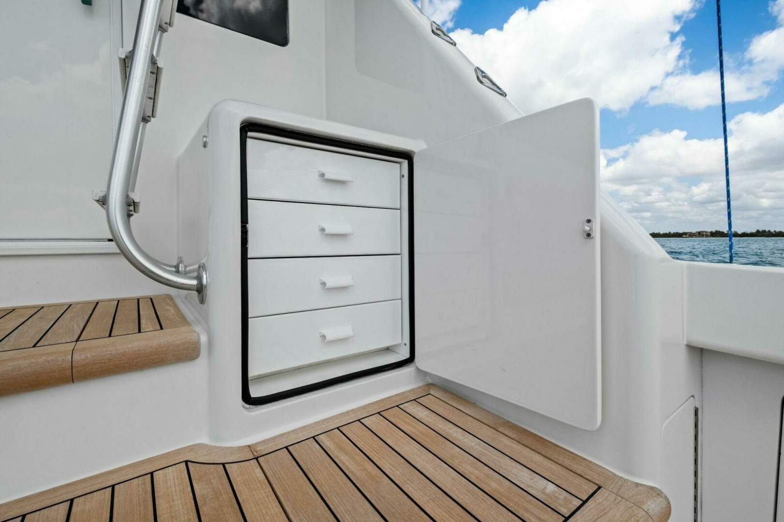 64' 2008 Viking 64 Convertible