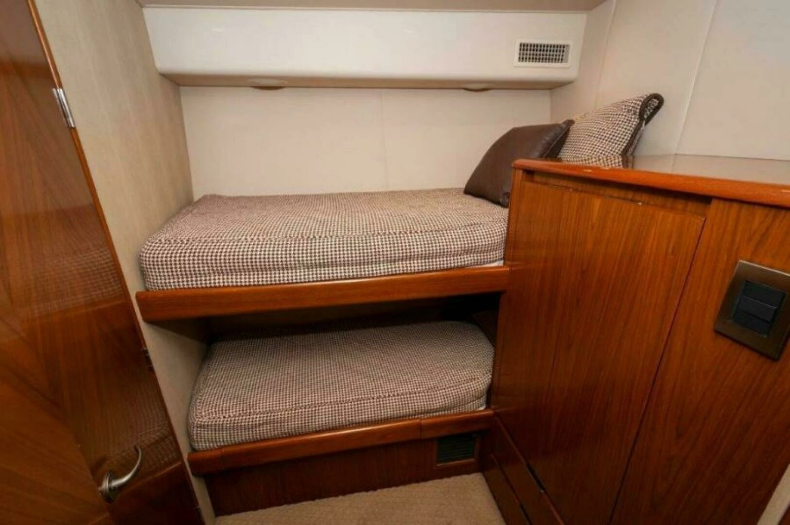 2012 76 Viking Sky Bridge Barefoot Drive Bunk Room