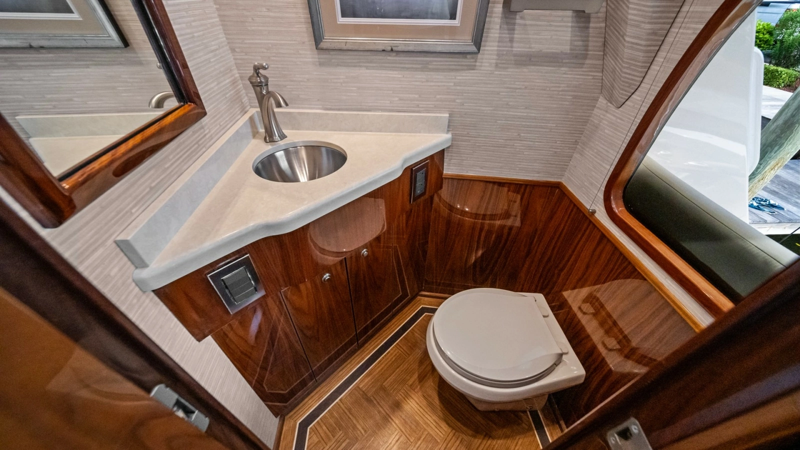 Luxurious Guest Head