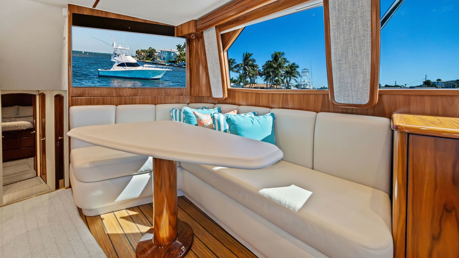 Salon Dinette with Scenic Views