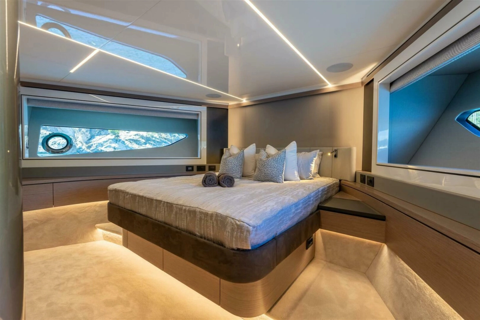 90 OCEAN ENCLOSED 90ft Sunseeker Yacht For Sale