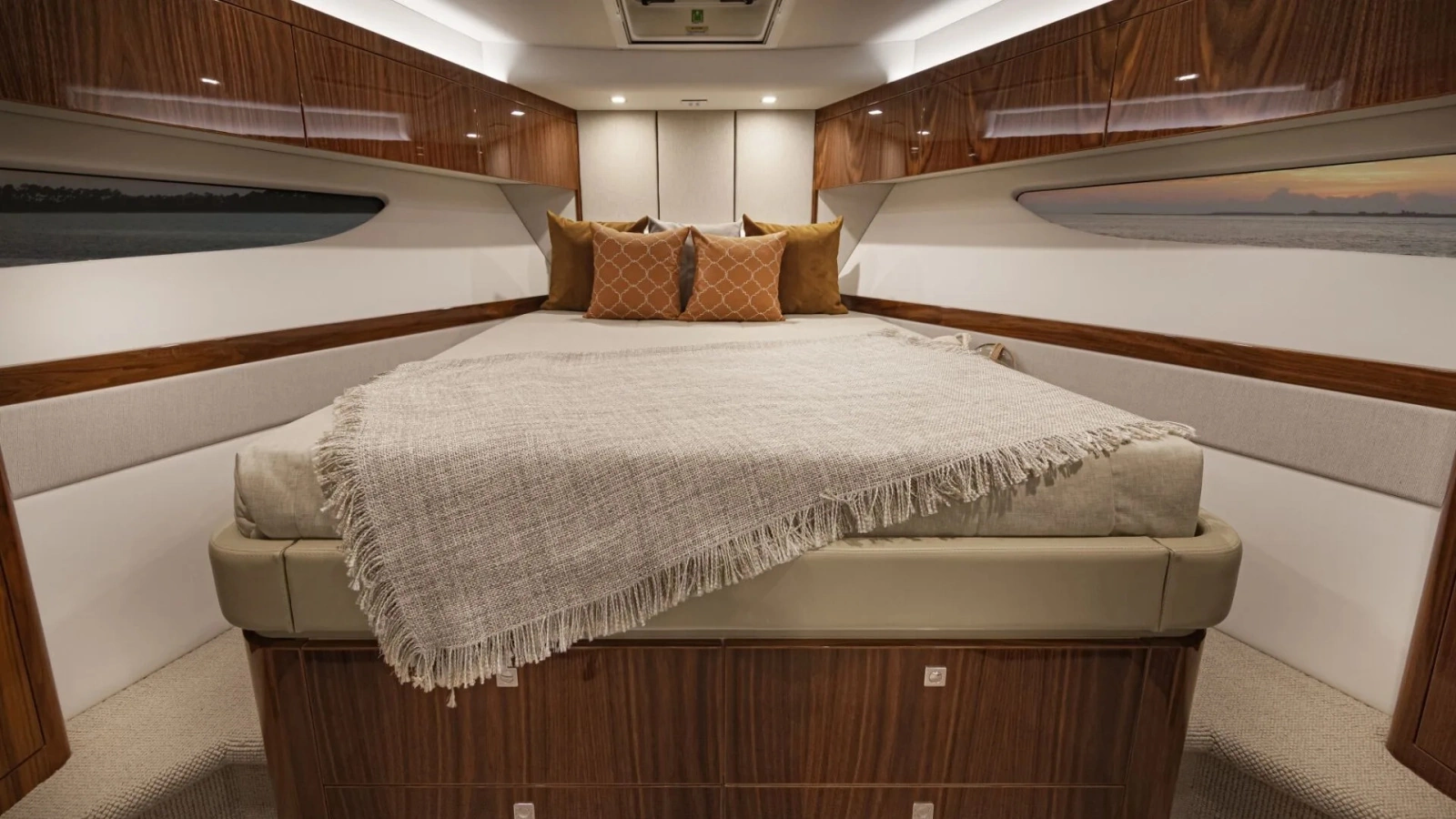 72 SPORTS MOTOR YACHT 72ft Riviera Yacht For Sale