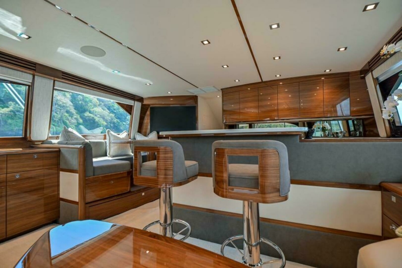 Spacious Salon with Bar Seating