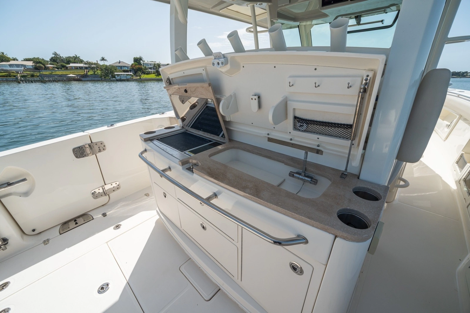 Boston Whaler 380 Outrage - Worth the Tiempo