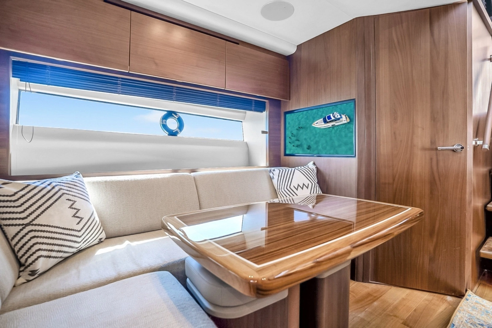 2016 Princess V58-HAPPY HOUR- Dinnette