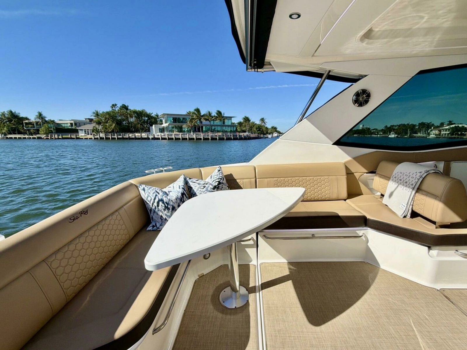 Sea Ray 32 - Cockpit