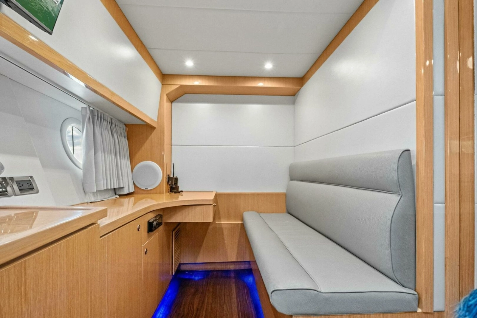 2018 Outboard Express Catamaran 47