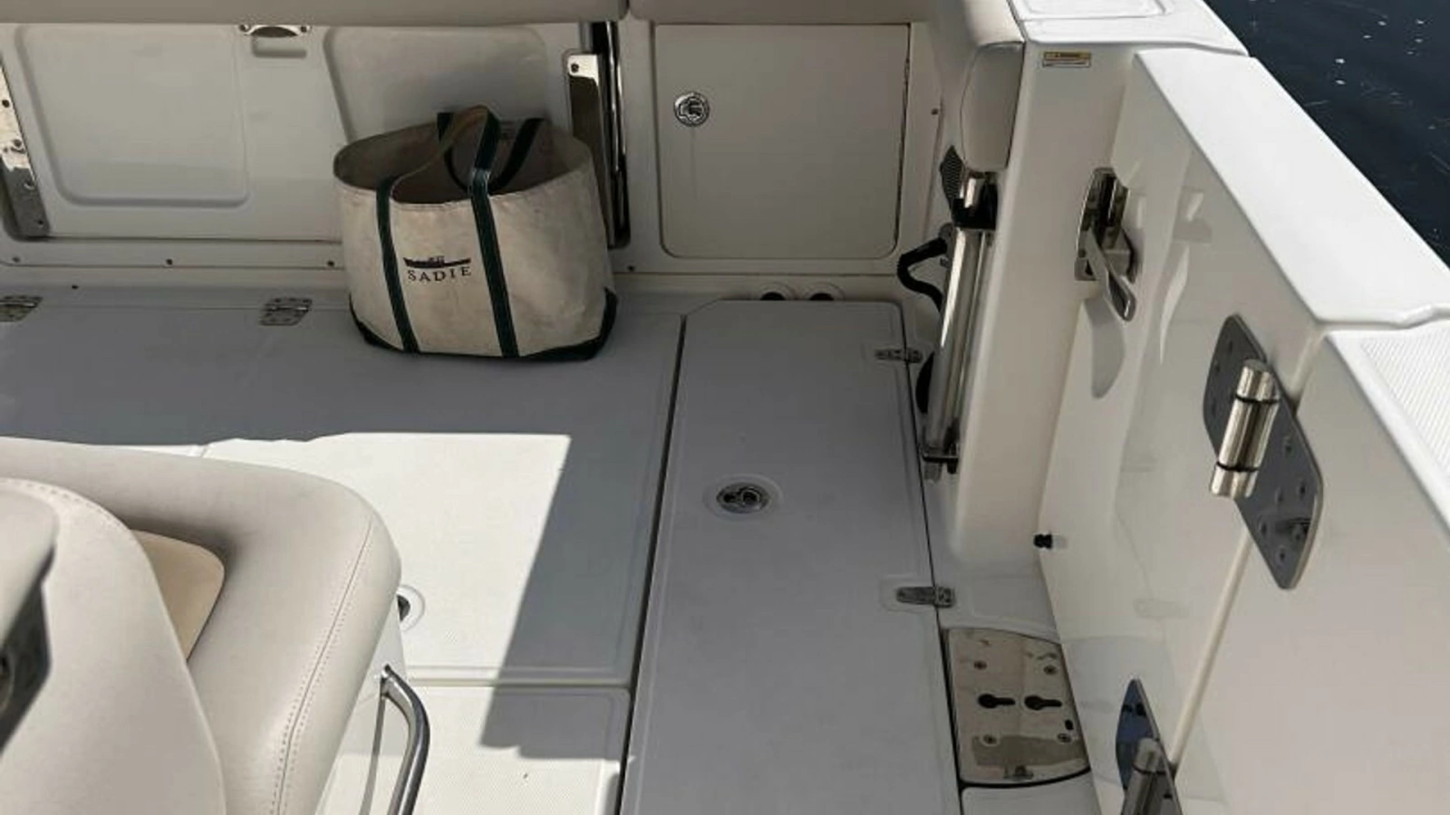 2017 33 Boston Whaler 330 Outrage Port Gunwale (1)