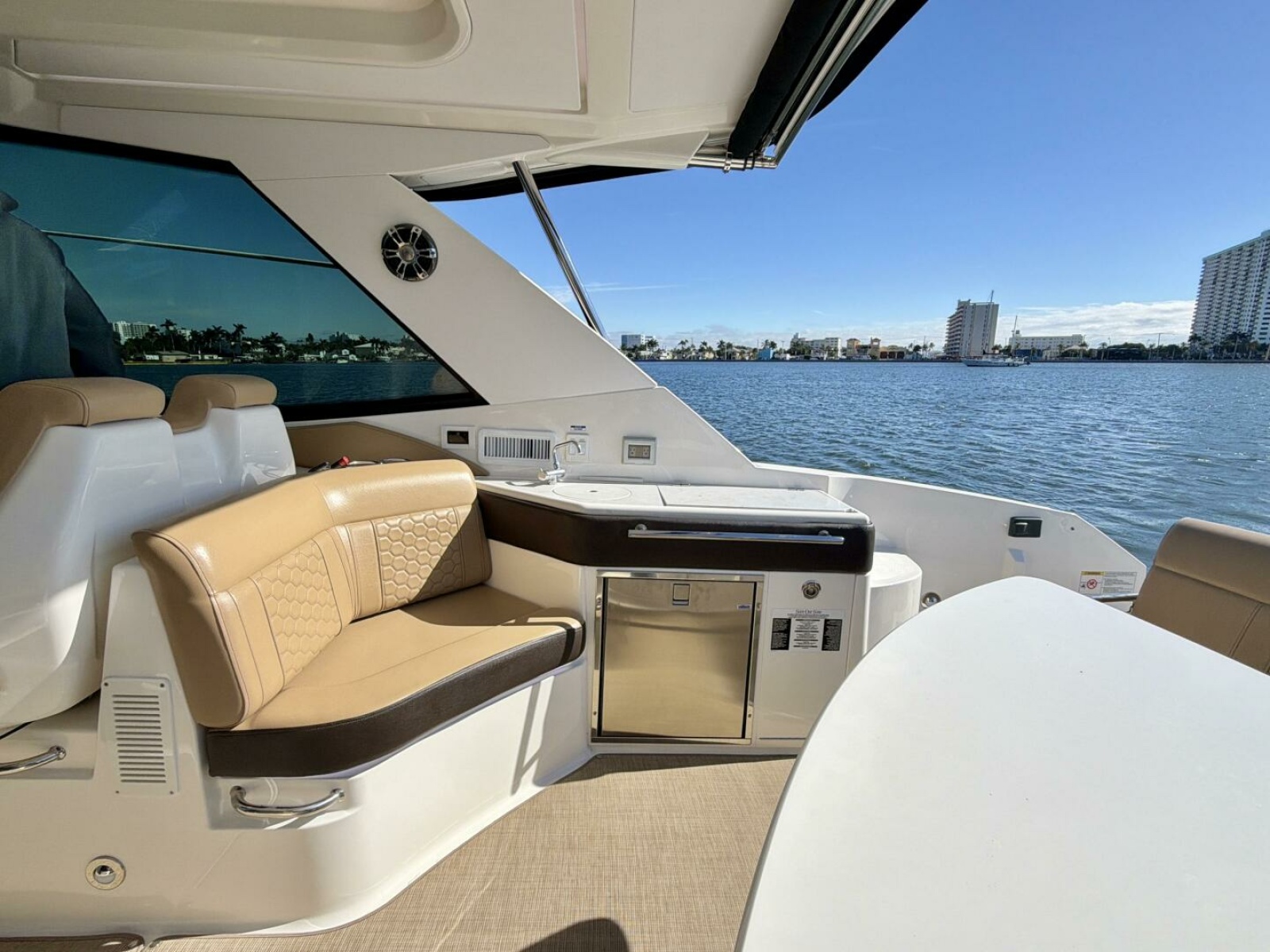 Sea Ray 32 - Cockpit