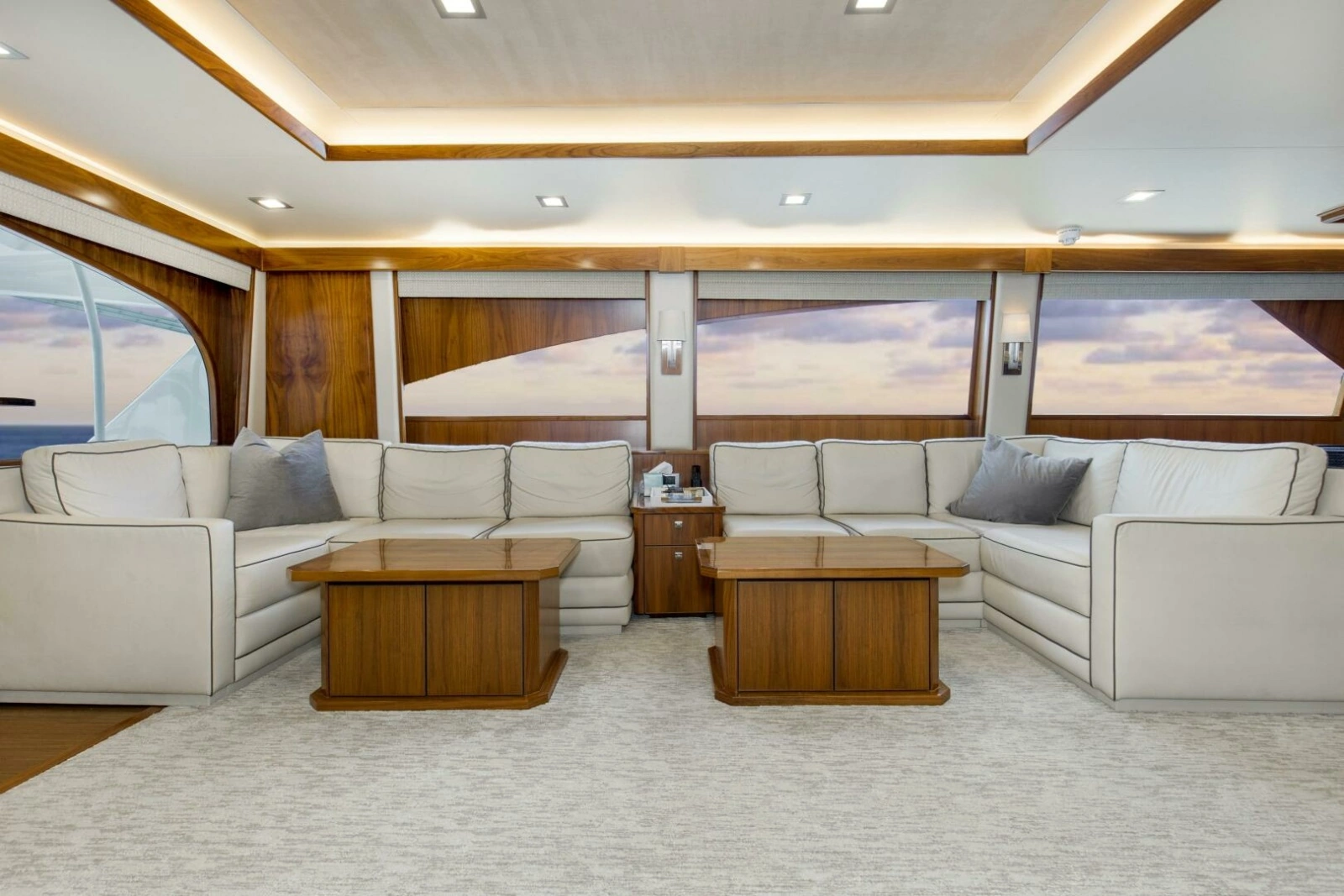 2016 92 Viking Enclosed Bridge Touche Salon (3)