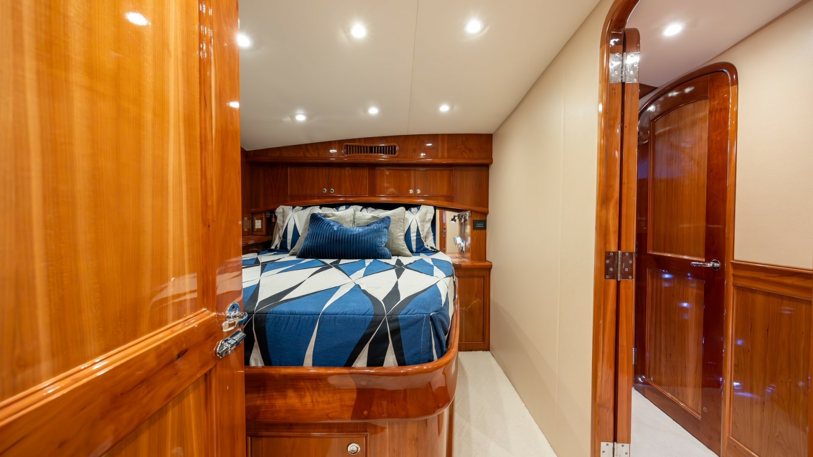 Luxurious Forward Stateroom