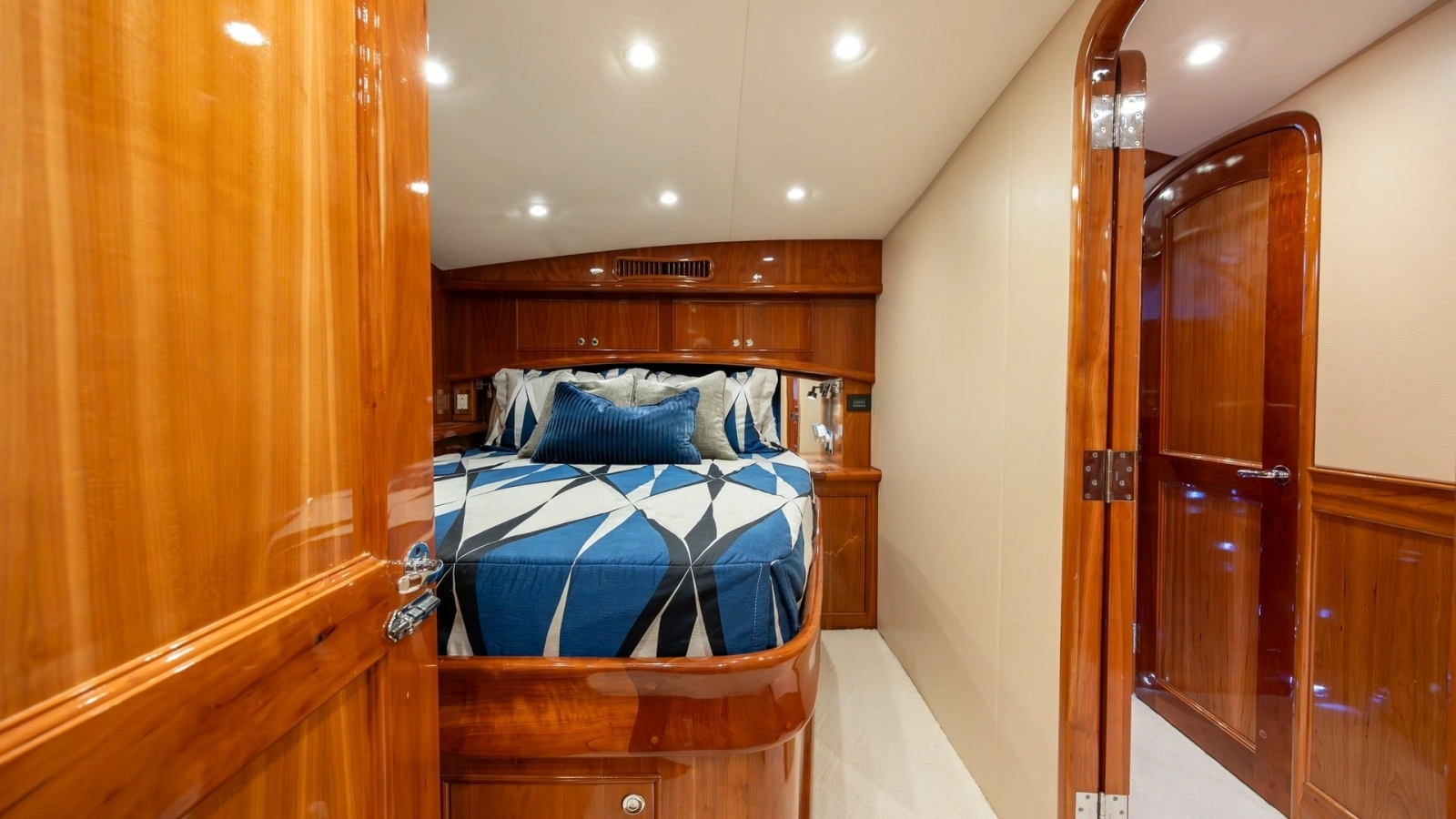 Luxurious Forward Stateroom