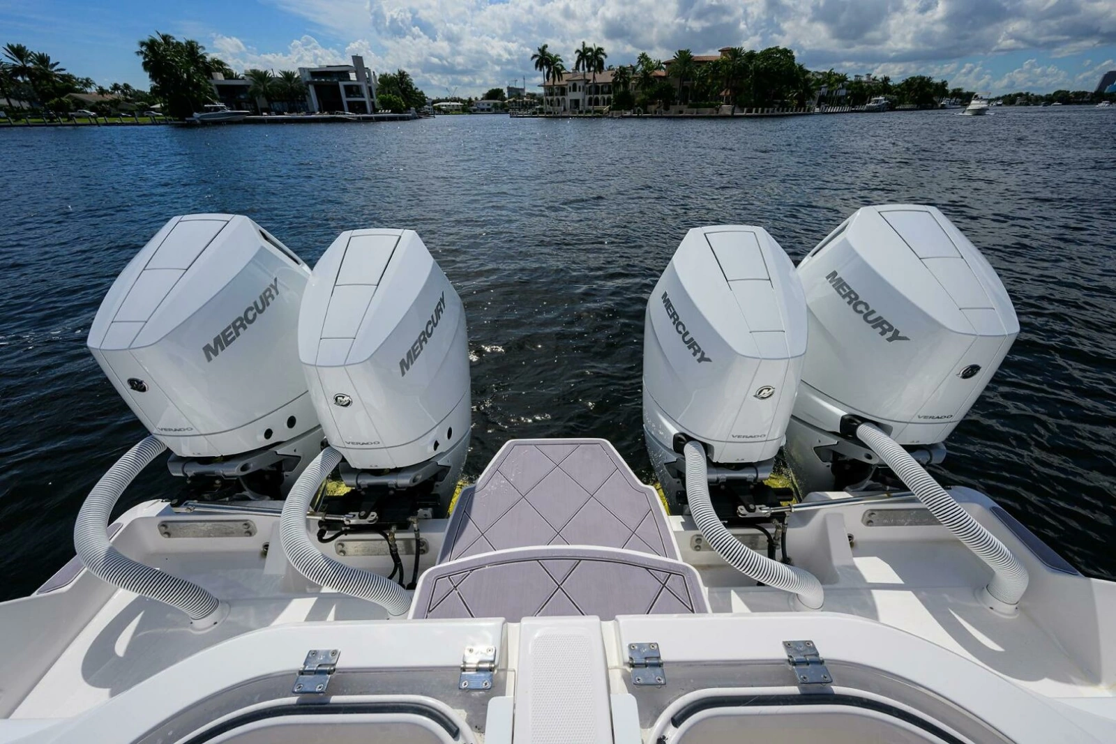 Invincible 46 Argento II - Exterior Engines