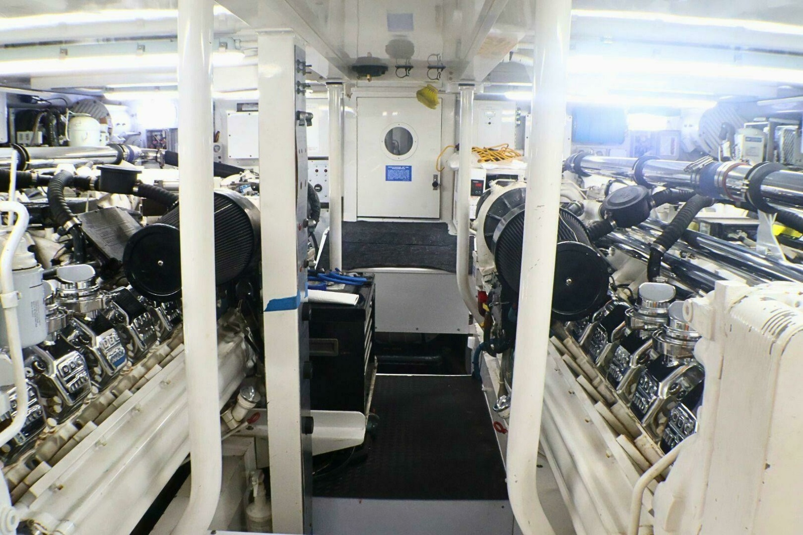 73' 2001 Donzi 73 Sport Yacht