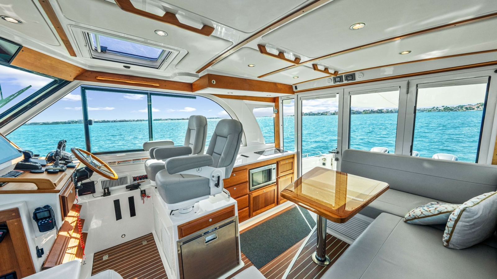 Spacious Helm and Salon Area