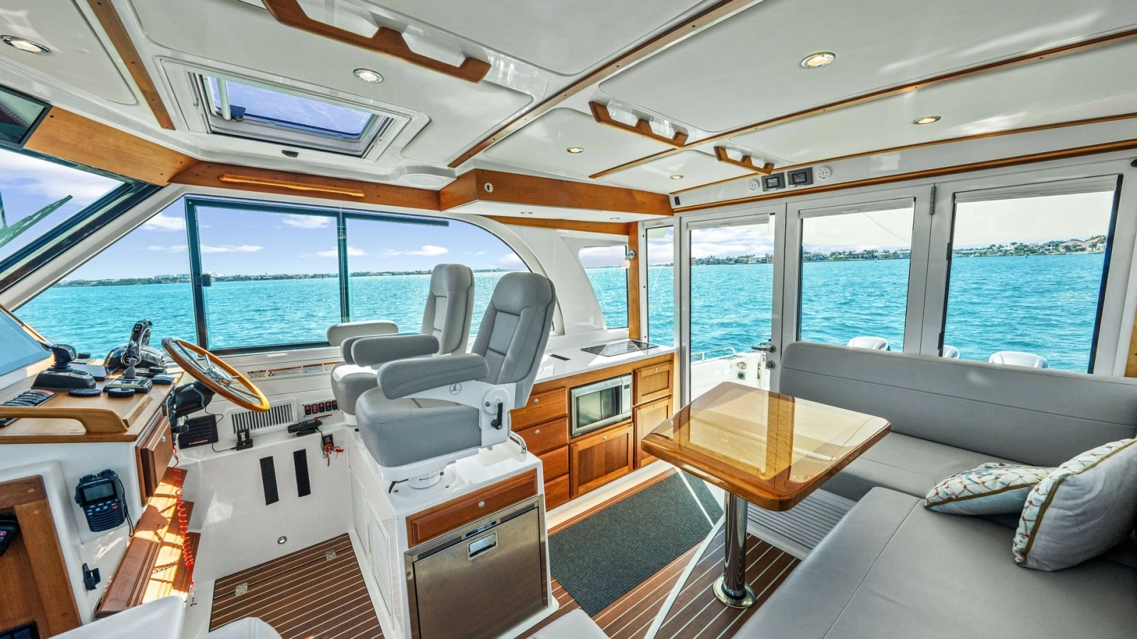 Spacious Helm and Salon Area