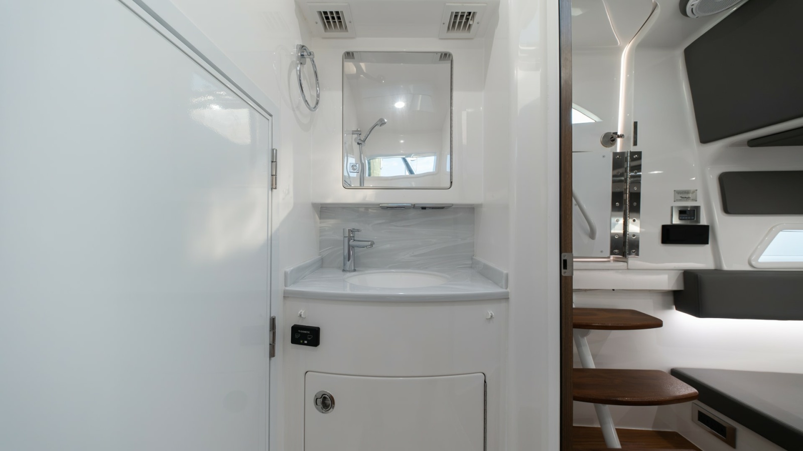 Compact Head with Vanity