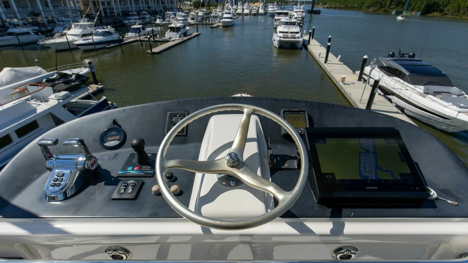 52_2827464_2005_76_whiticar_enclosed_bridge_badonkadonk_flybridge_3
