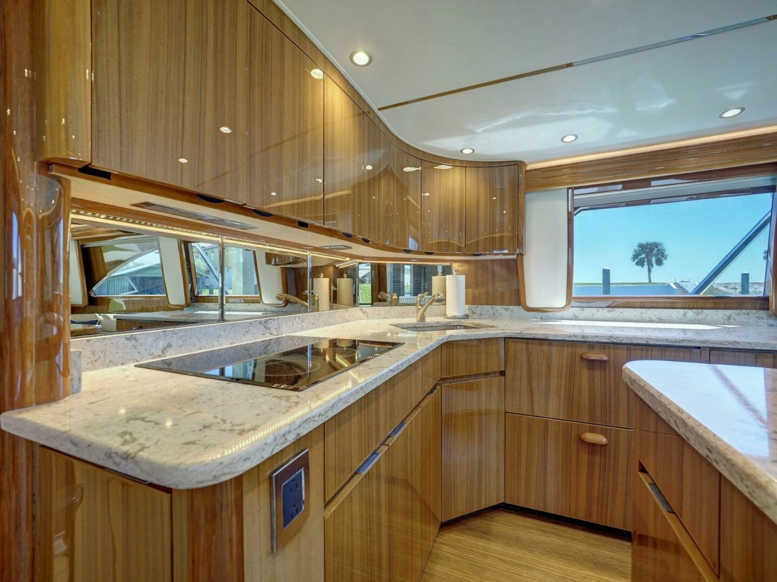 2017 Viking 52 Convertible photo 8