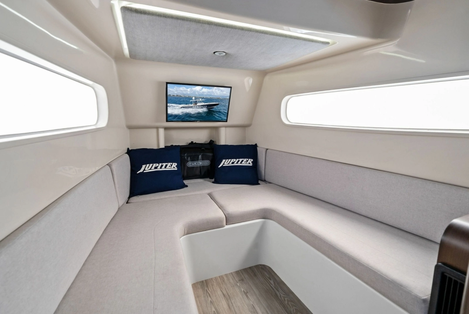 2020 Jupiter 43 Center Console MENACE V-Berth