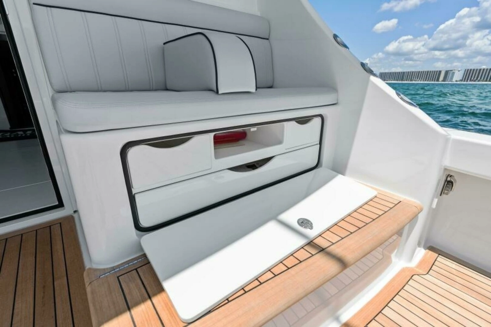 2026 Viking 46 Billfish Cockpit