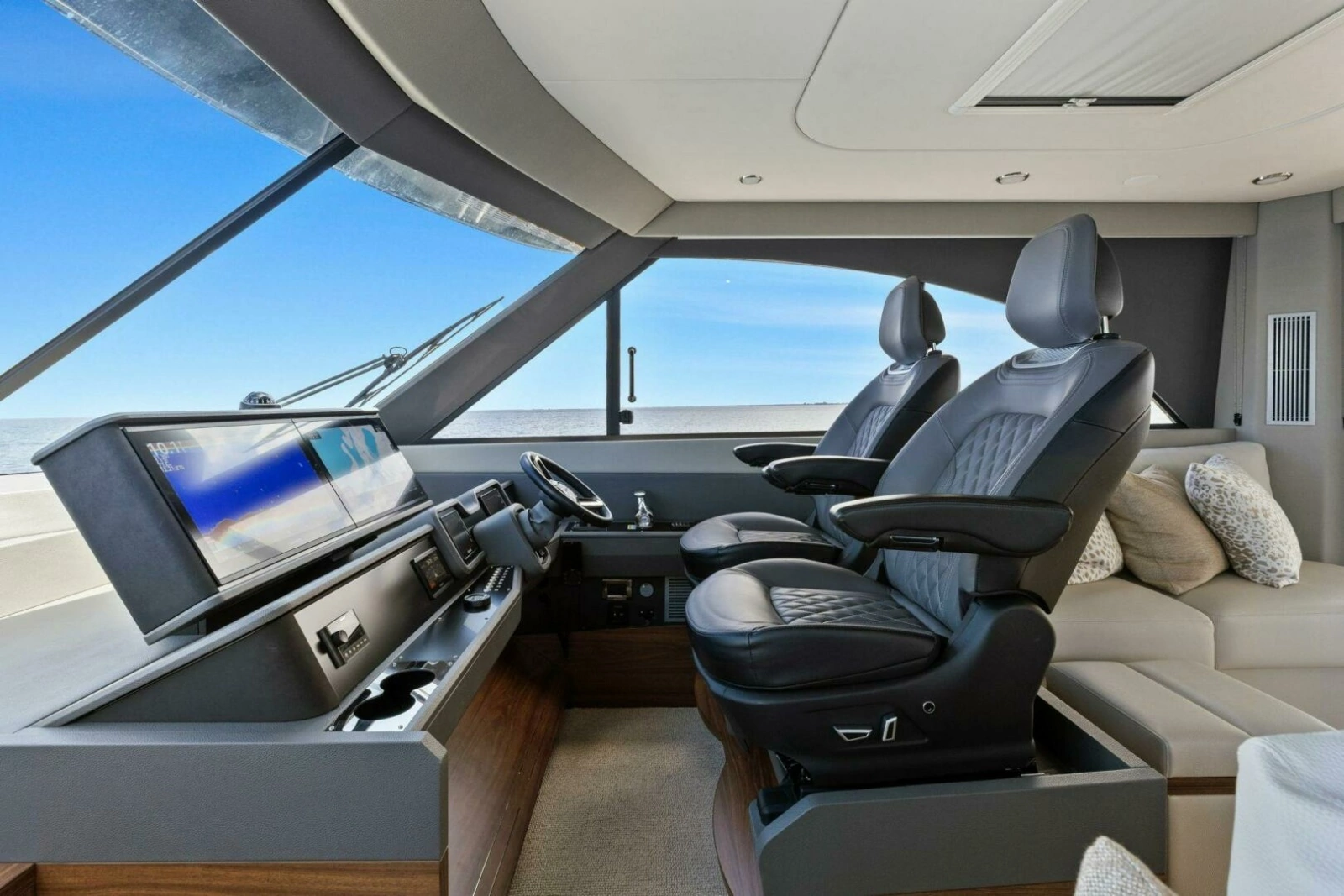 2025 Maritimo M600 - Helm
