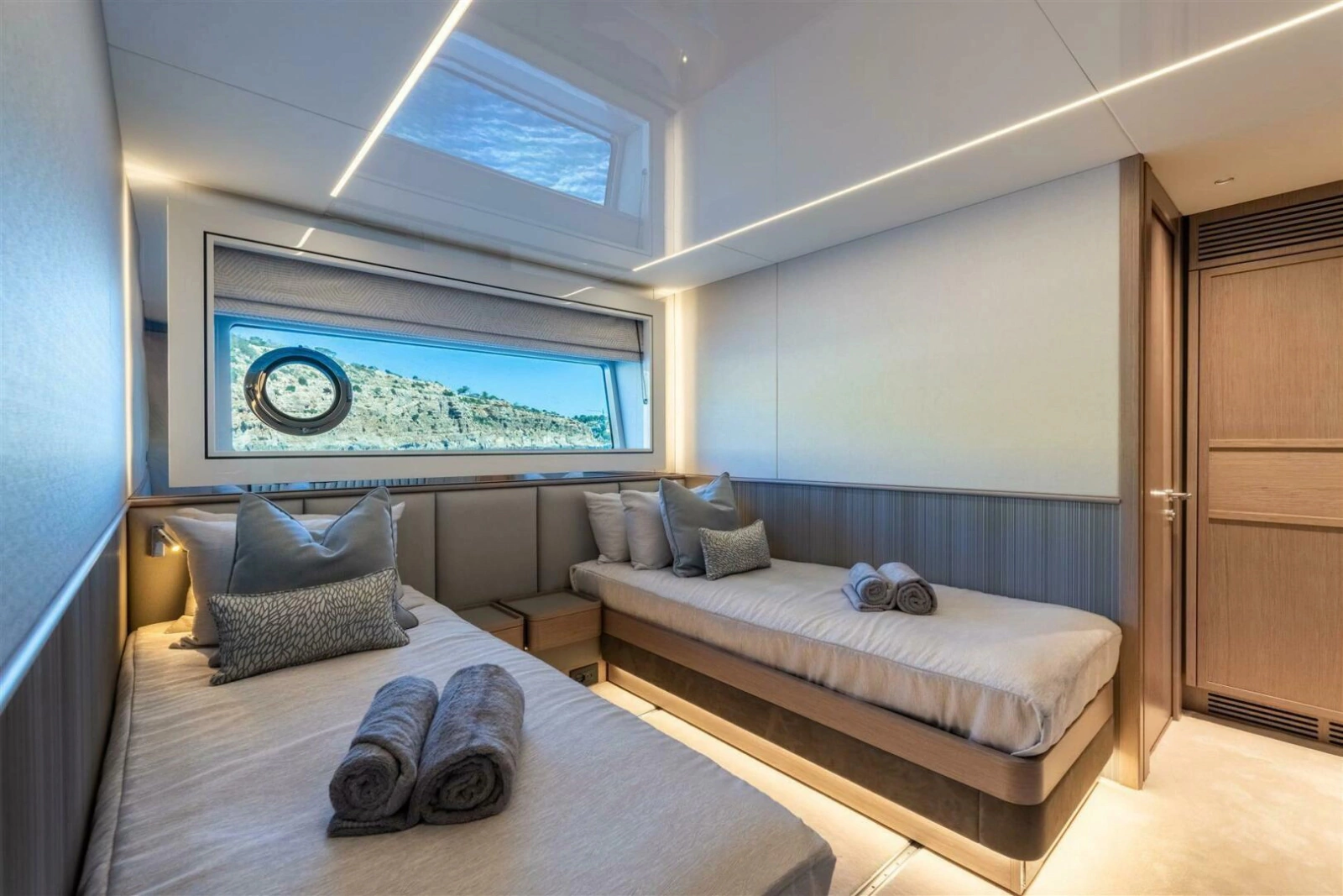 90 OCEAN ENCLOSED 90ft Sunseeker Yacht For Sale