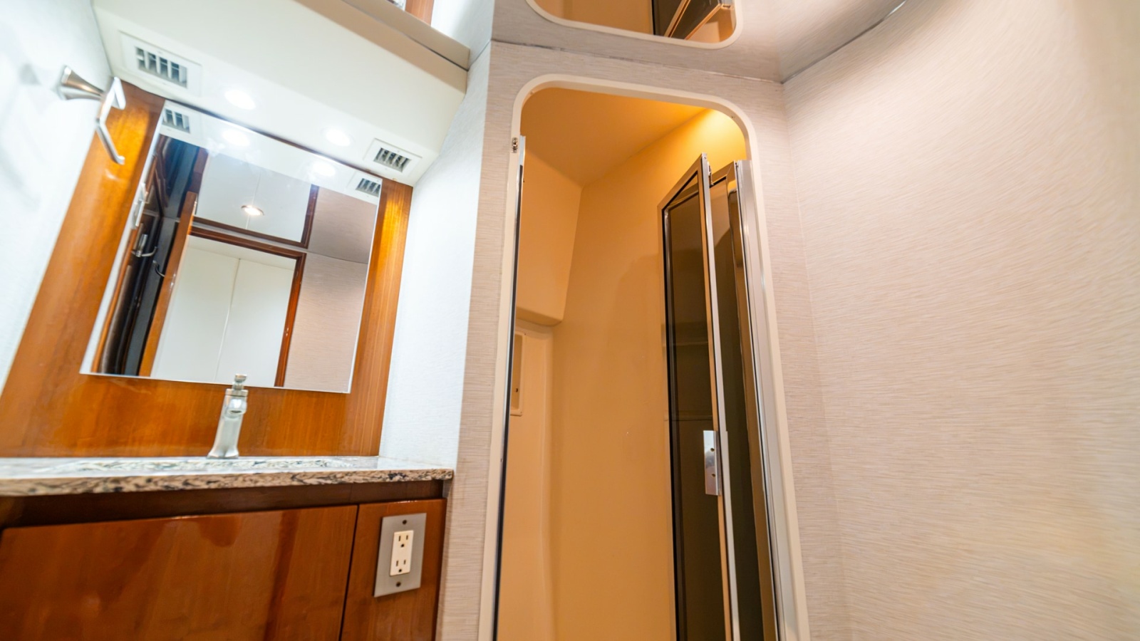 2001 Viking 61 Convertible- Caliente- Guest Stateroom Head