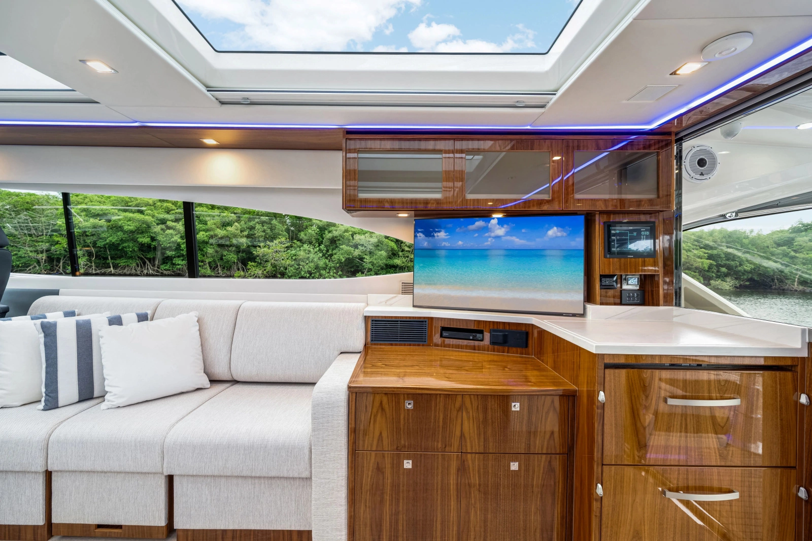 6000 SPORT YACHT 60ft Riviera Yacht For Sale