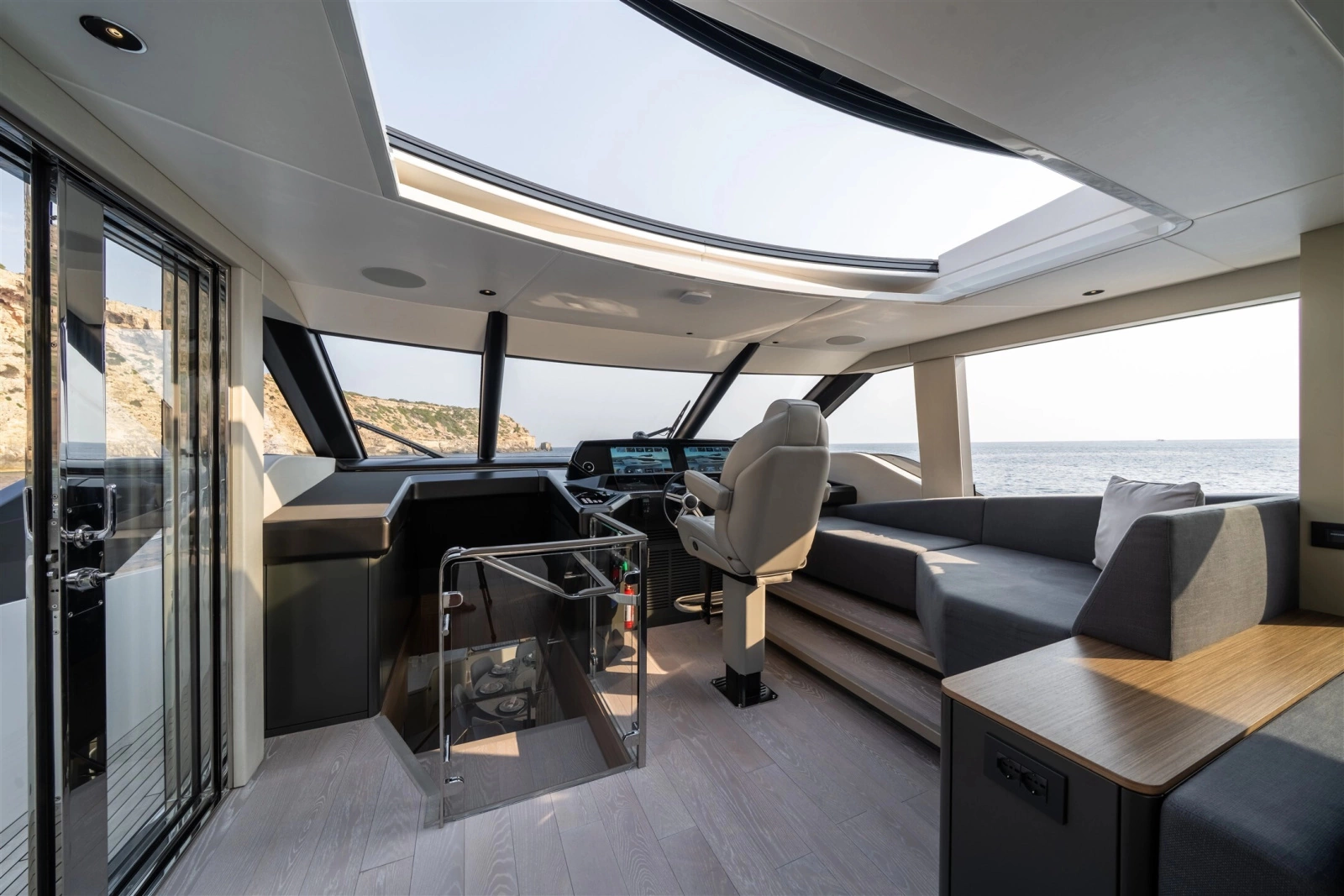 82 OCEAN ENCLOSED 82ft Sunseeker Yacht For Sale