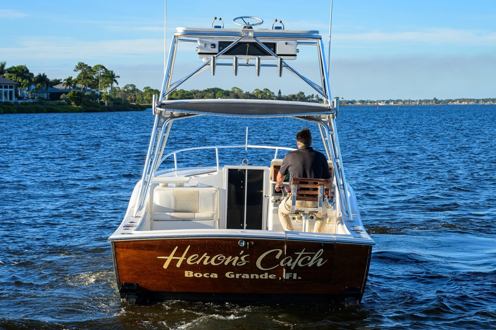 Aura 28 Heron's Catch - Exterior Profile