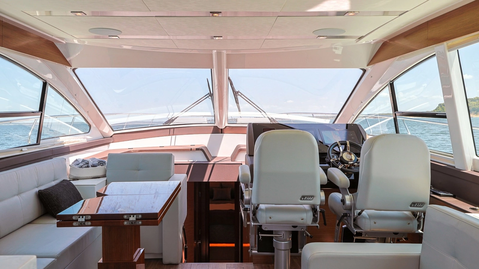 Spacious Helm and Salon Area