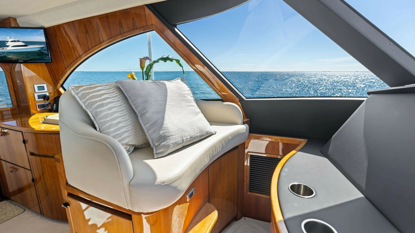 Enclosed Bridge Seating Area