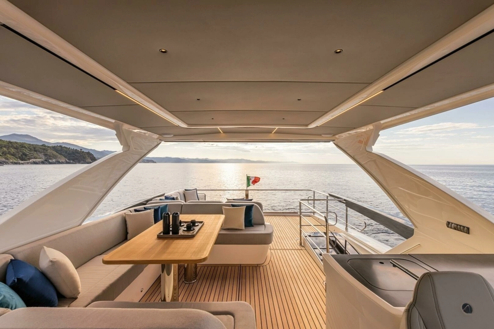 2027 60 Absolute Flybridge - Flybridge