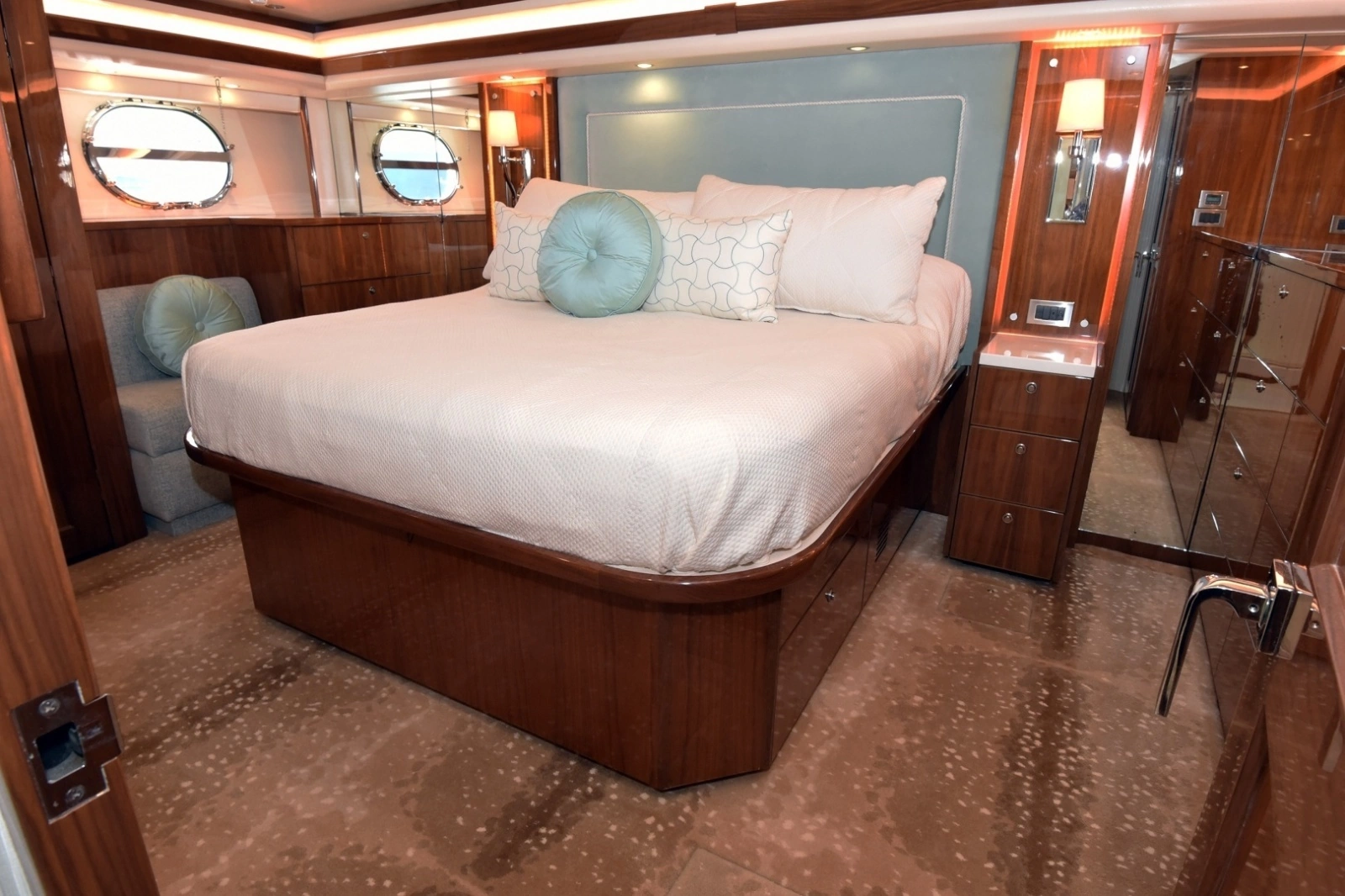 2019 Viking 80 Skybridge