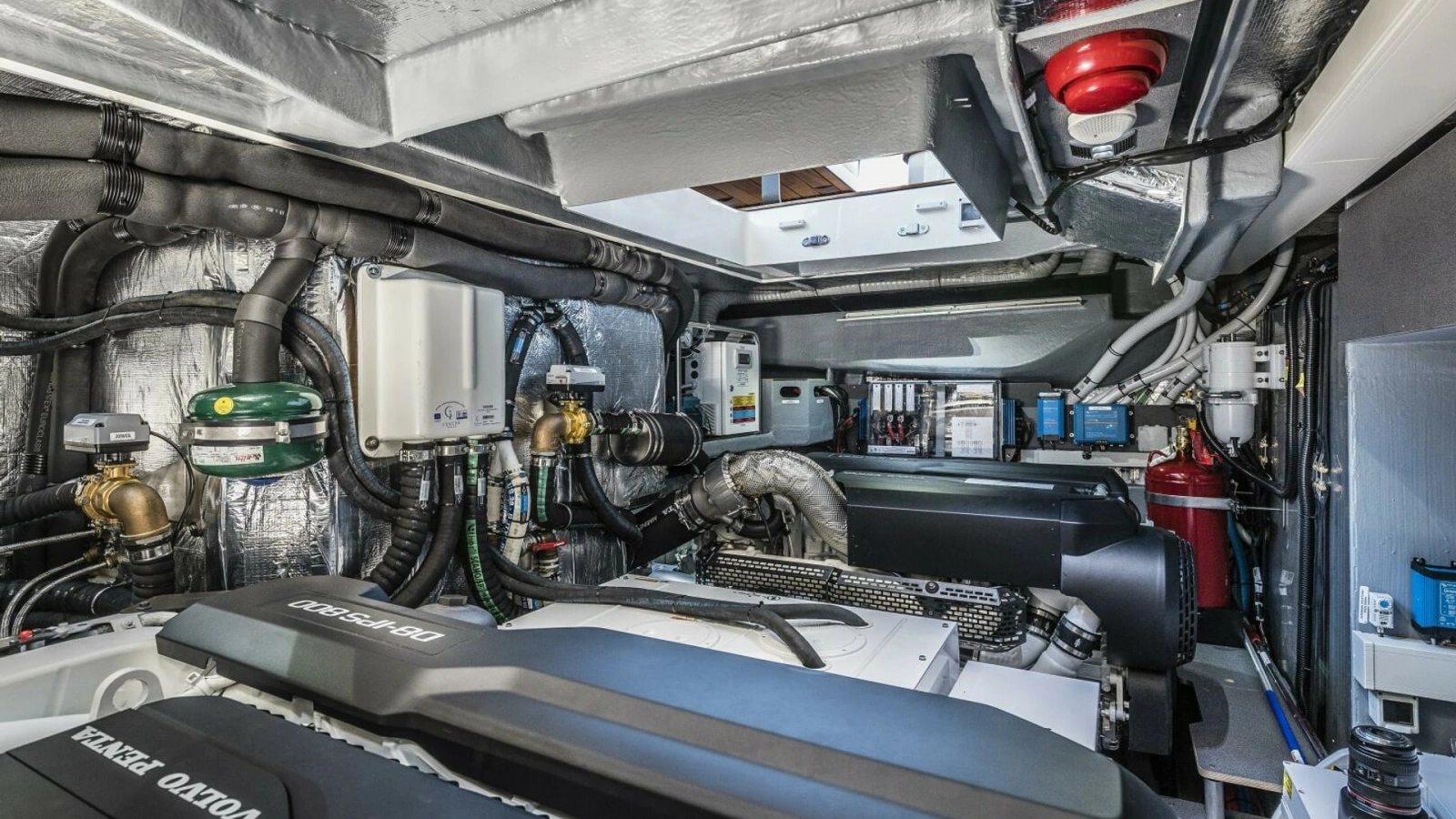 2026 52 Absolute Fly - Engine Room
