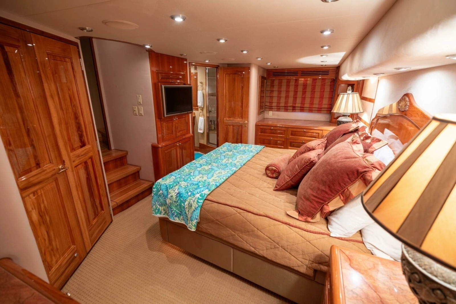 2005 Hatteras 68 Convertible- Master Stateroom 3