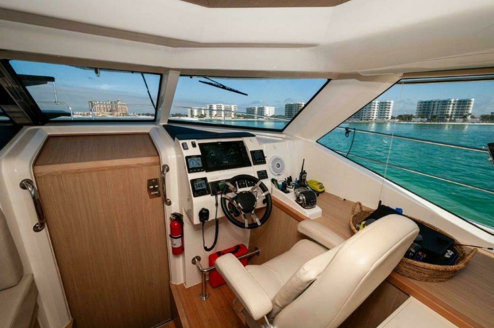 44' 2018 Aquila 44 Yacht