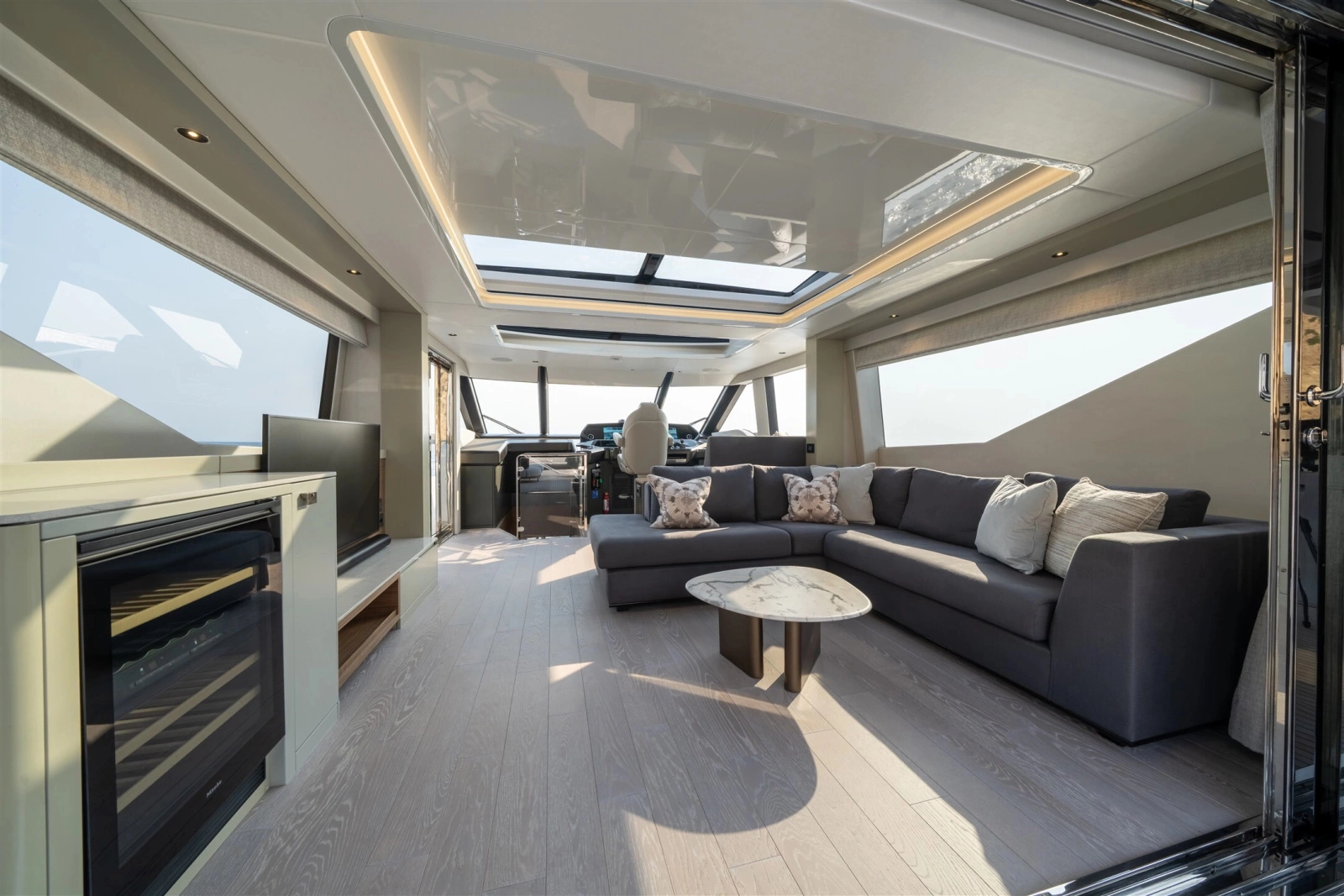 82 OCEAN ENCLOSED 82ft Sunseeker Yacht For Sale