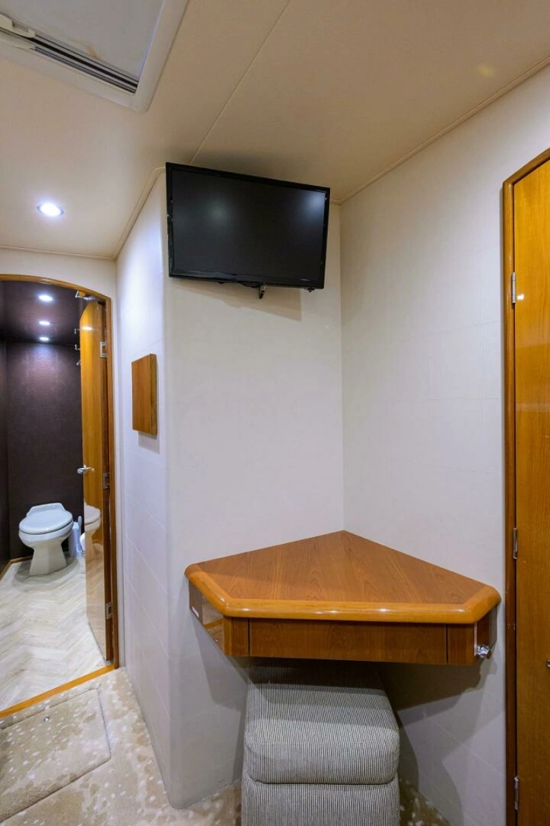 Guest Cabin Head