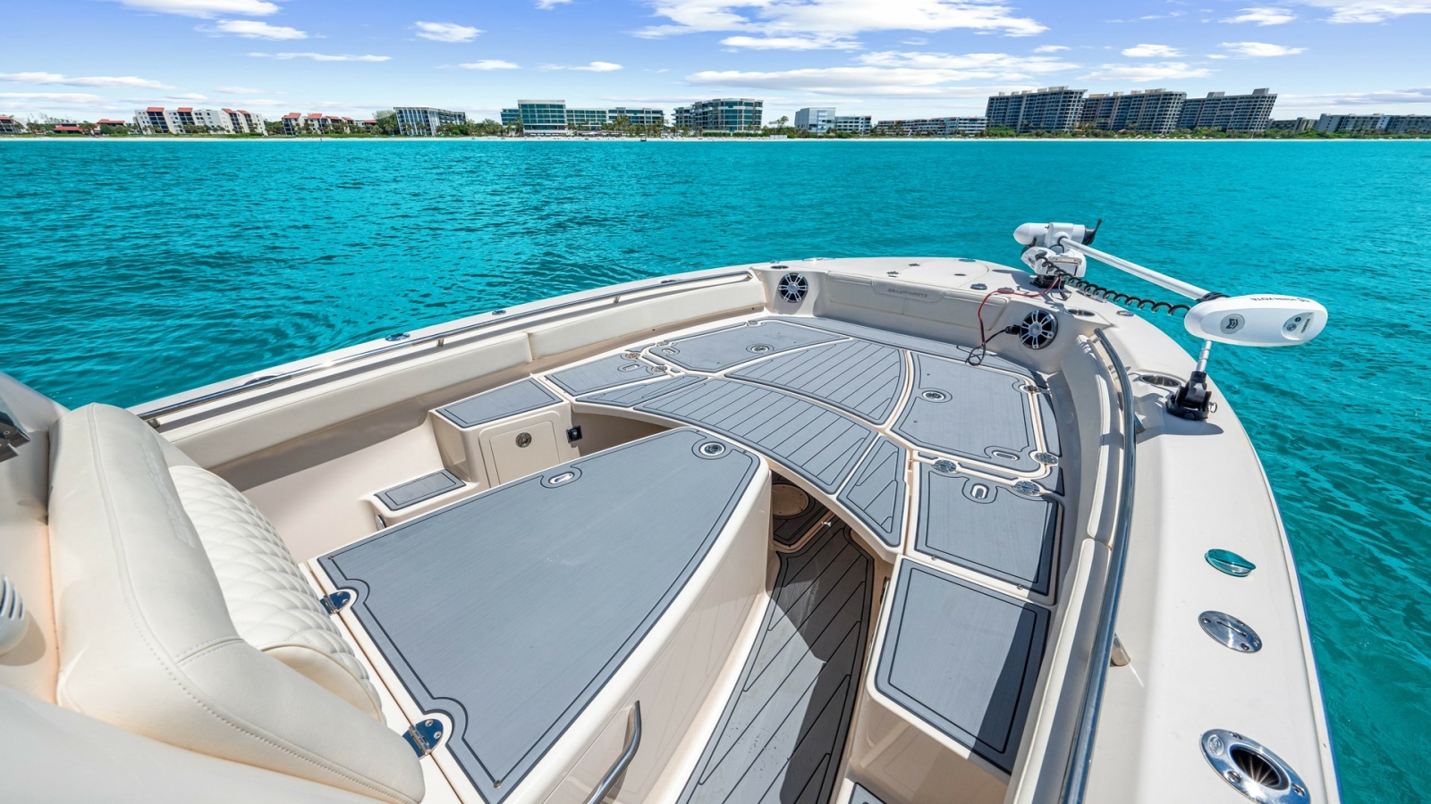 Spacious Bow with Seating Area