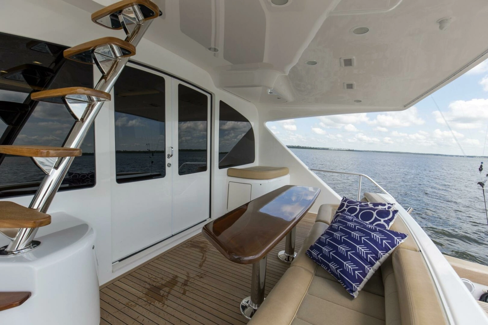 2016 92 Viking Enclosed Bridge Touche Stern Deck (5)