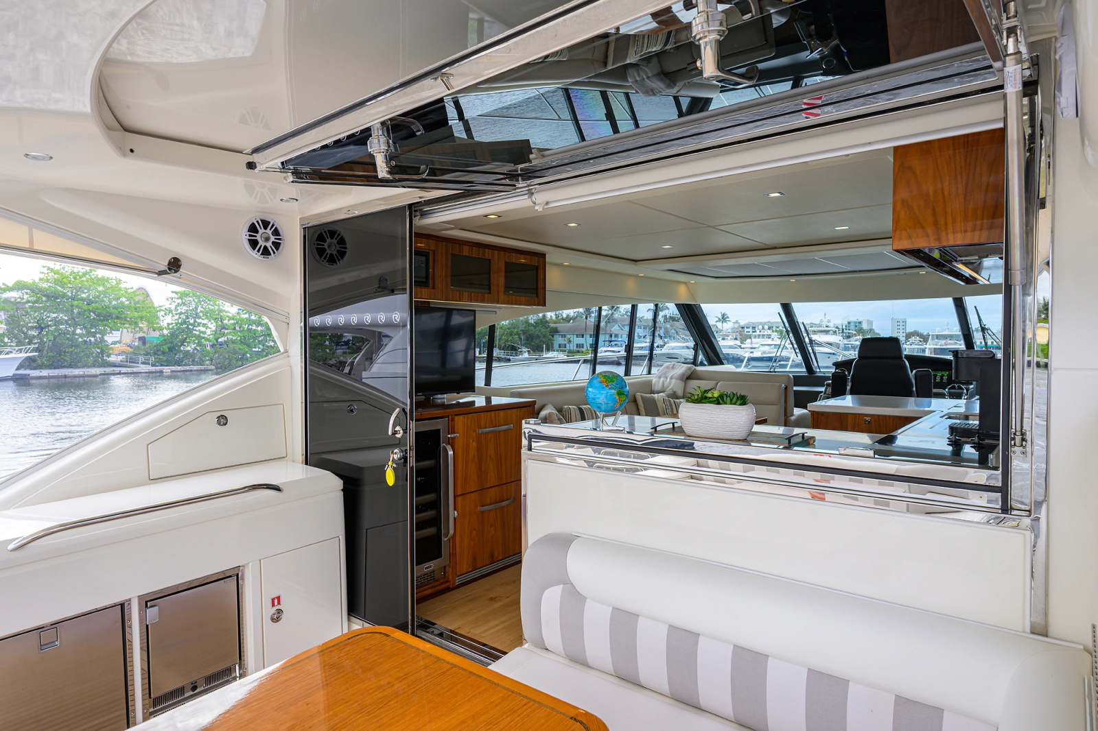 2019 Riviera 5400 Sport Yacht