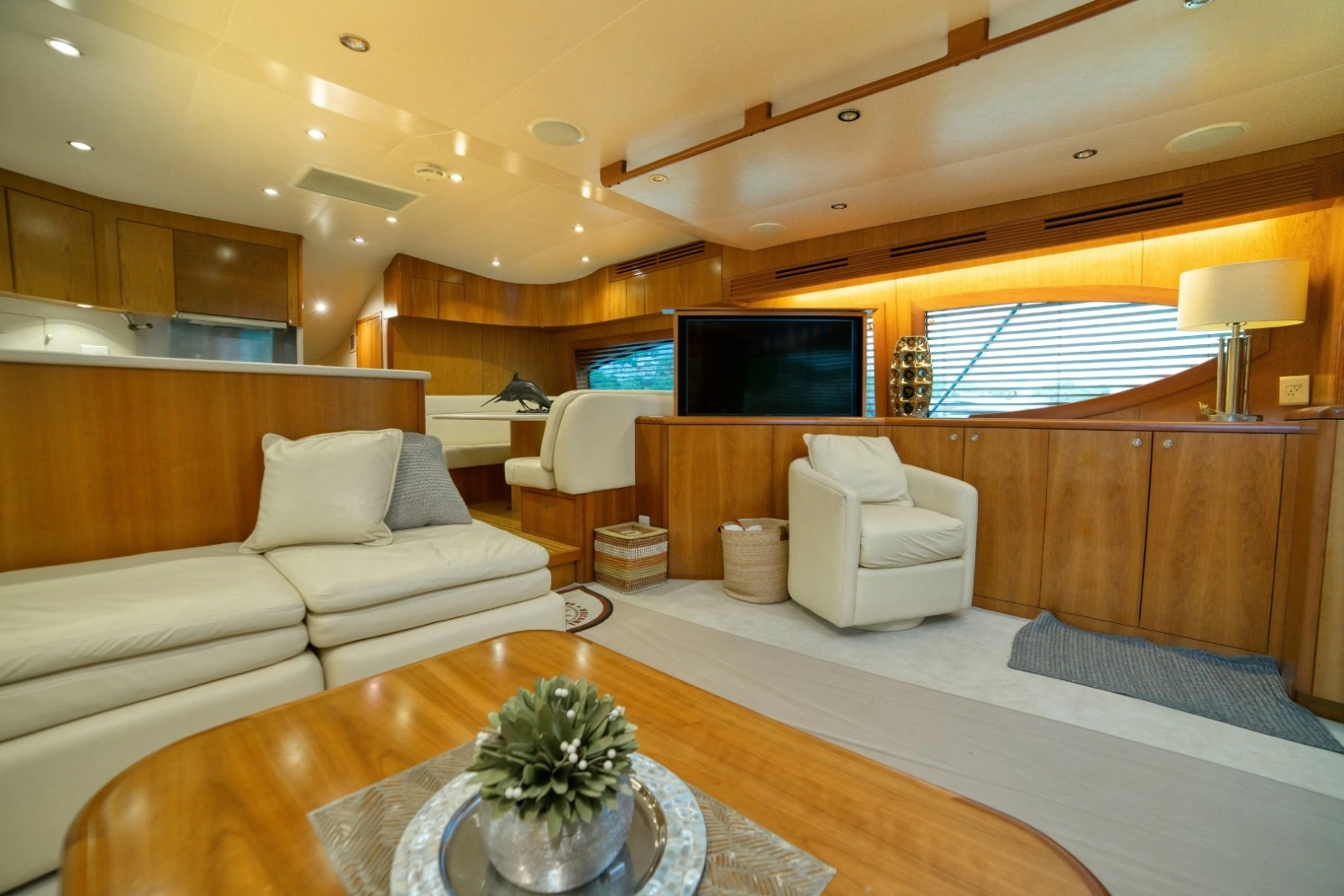 2005 Hatteras 68 Convertible - Salon