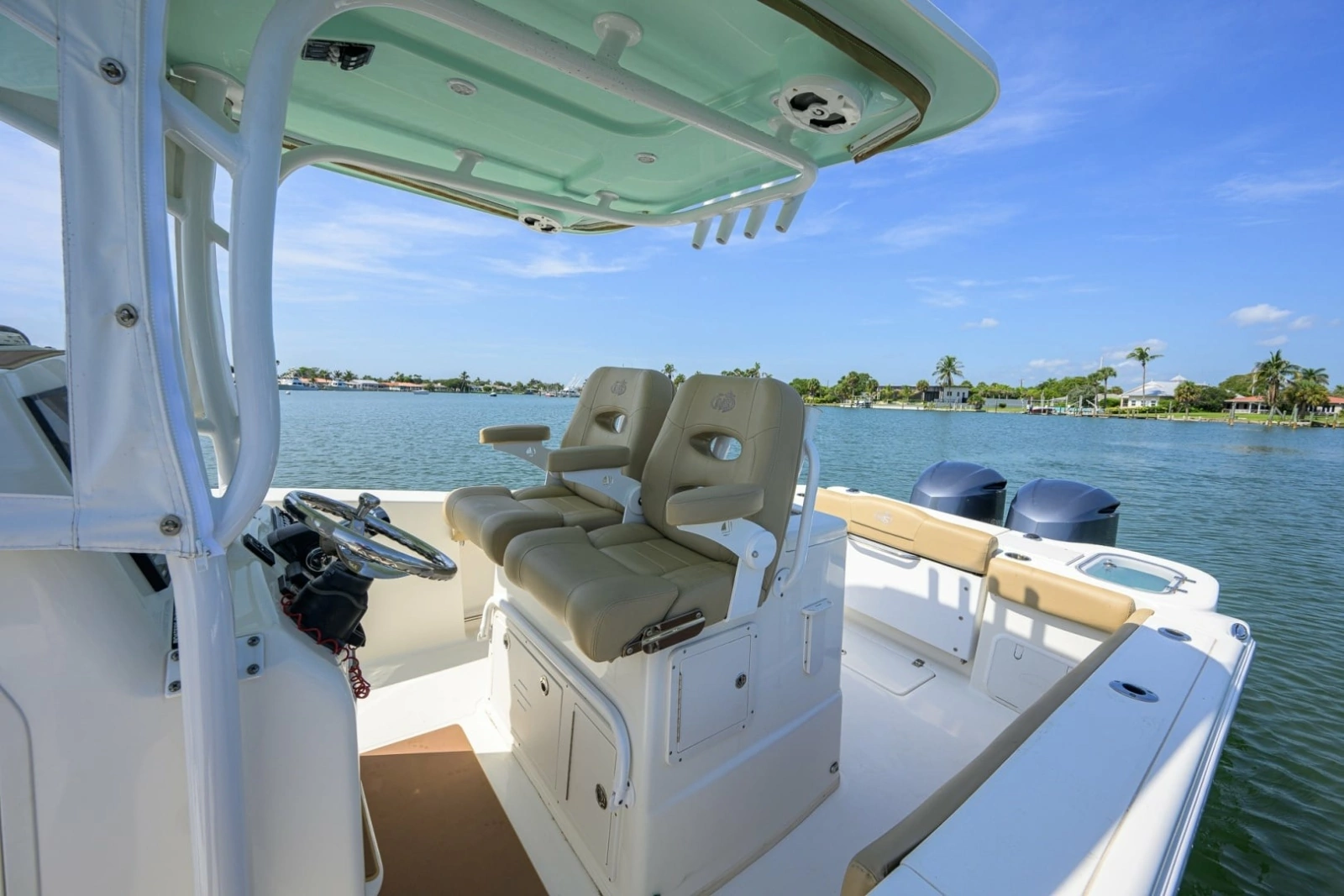NauticStar 28 - Helm