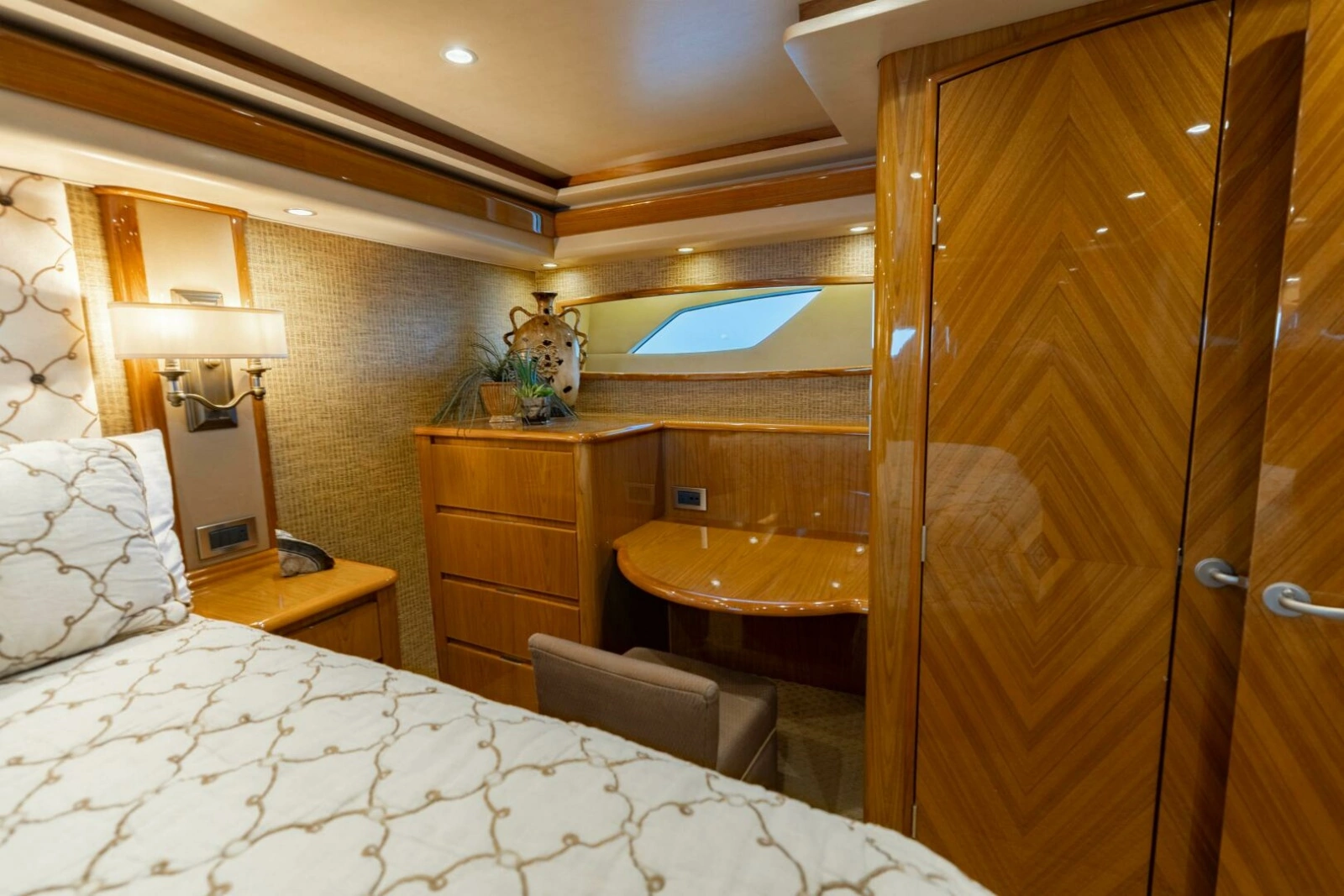 2013 Viking 76 Convertible photo 27