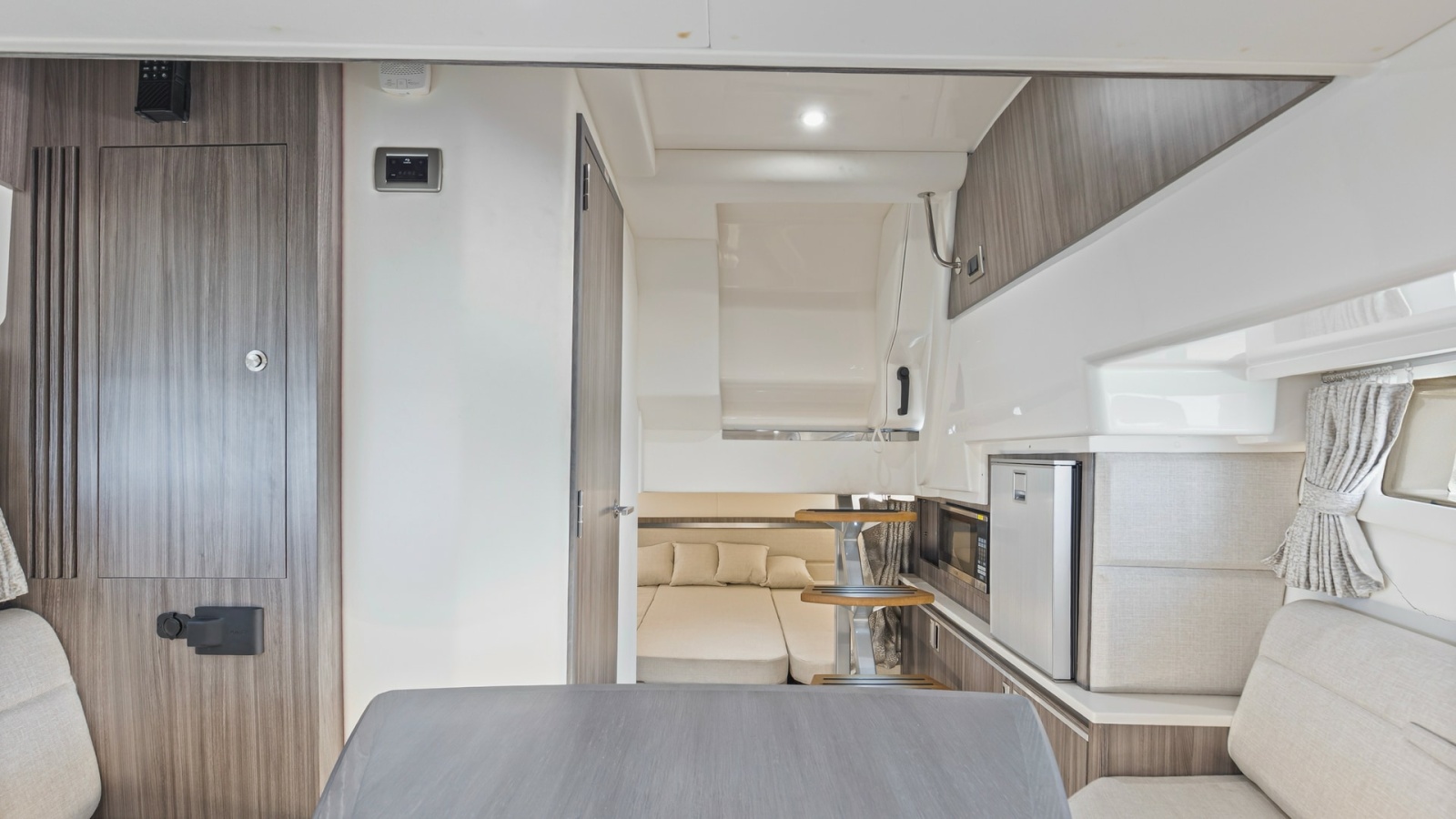 2022 32 Sea Ray 320 Sundancer OB Raya Sunshine Cabin (3)