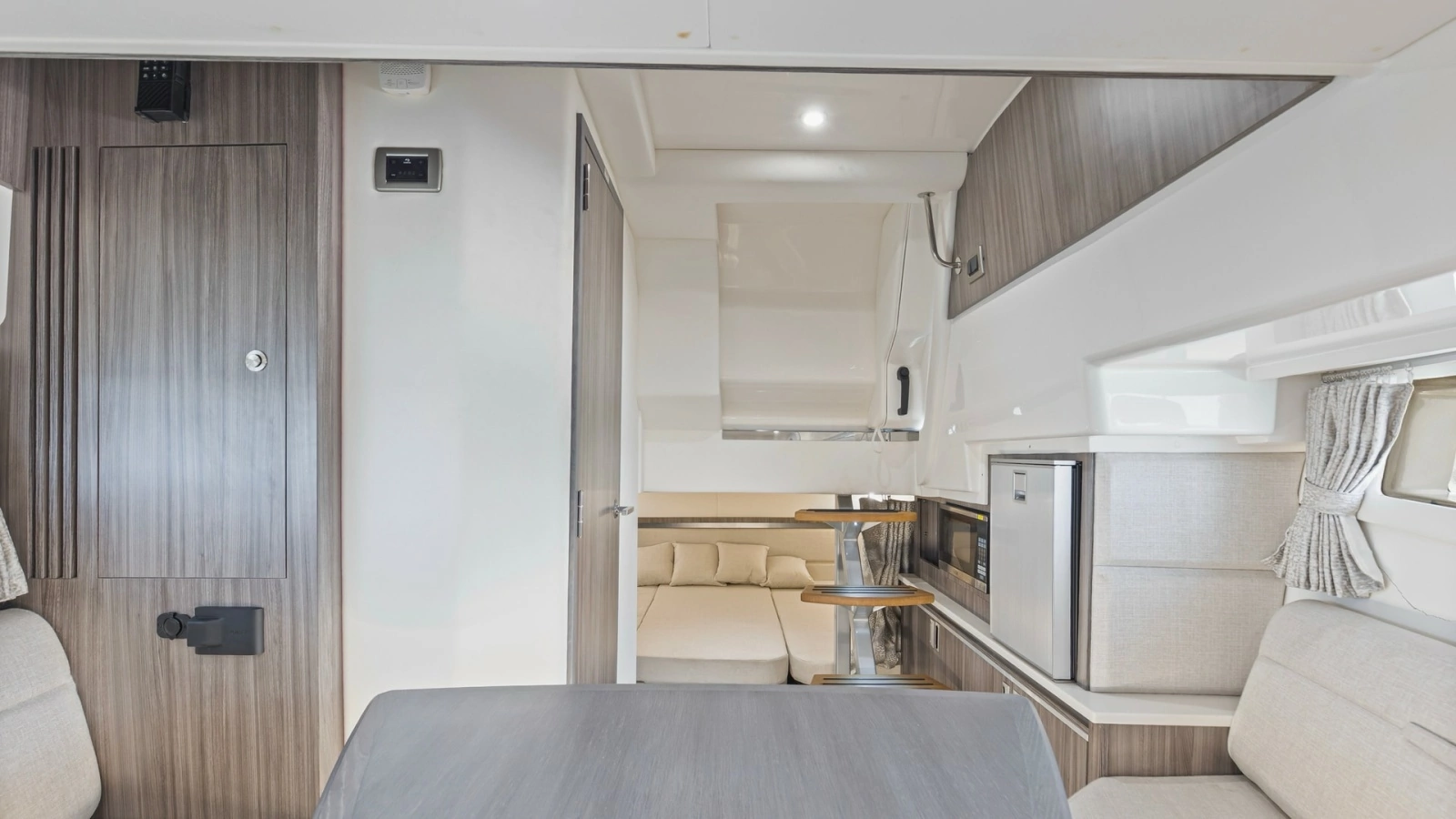 2022 32 Sea Ray 320 Sundancer OB Raya Sunshine Cabin (3)