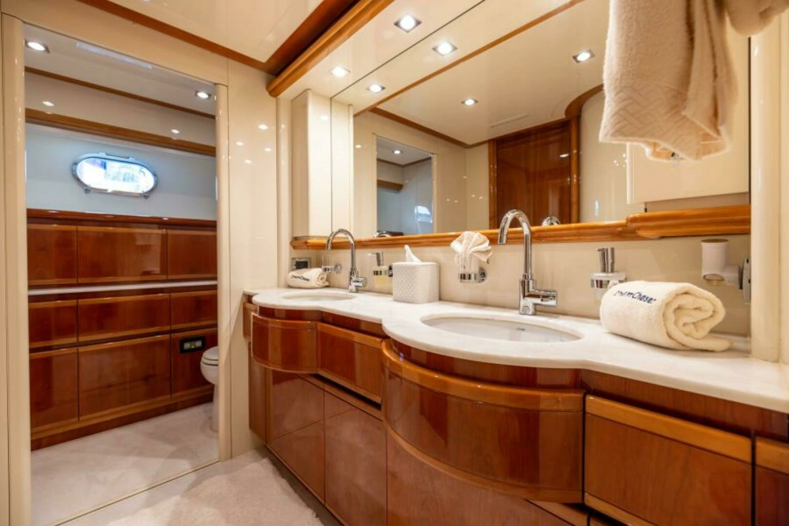 2001 Ferretti 94 Raised Pilothouse - Dreamchaser -Master Head
